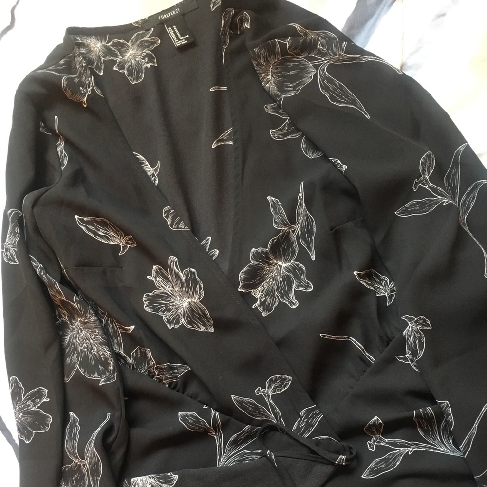 Detailed Black/White Wrap Top